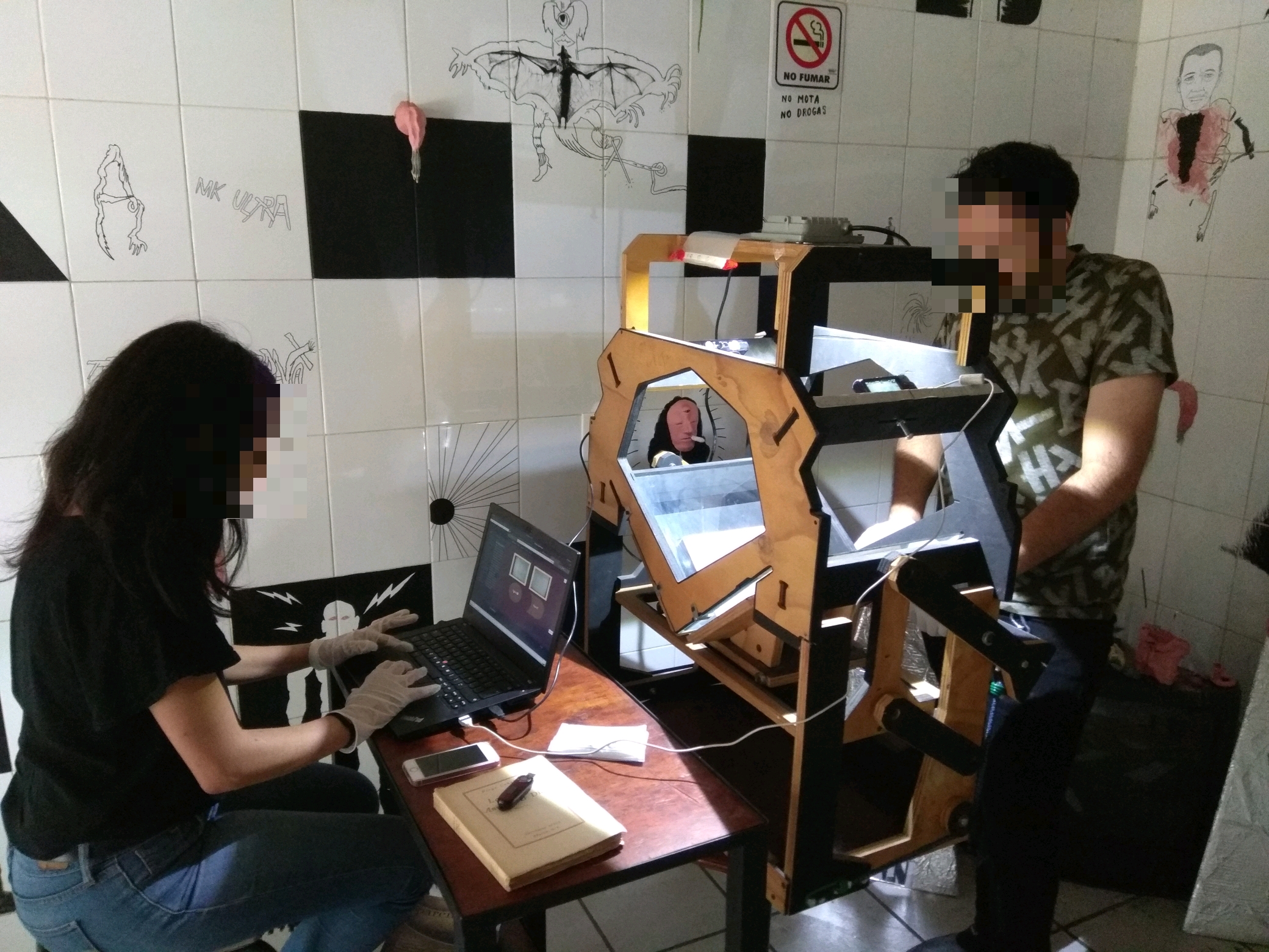 Programando Libreros and Hacklib while they work on a project intended to P&R old Latin American SciFi books; sometimes a V-shape scanner is required when books are very fragile.